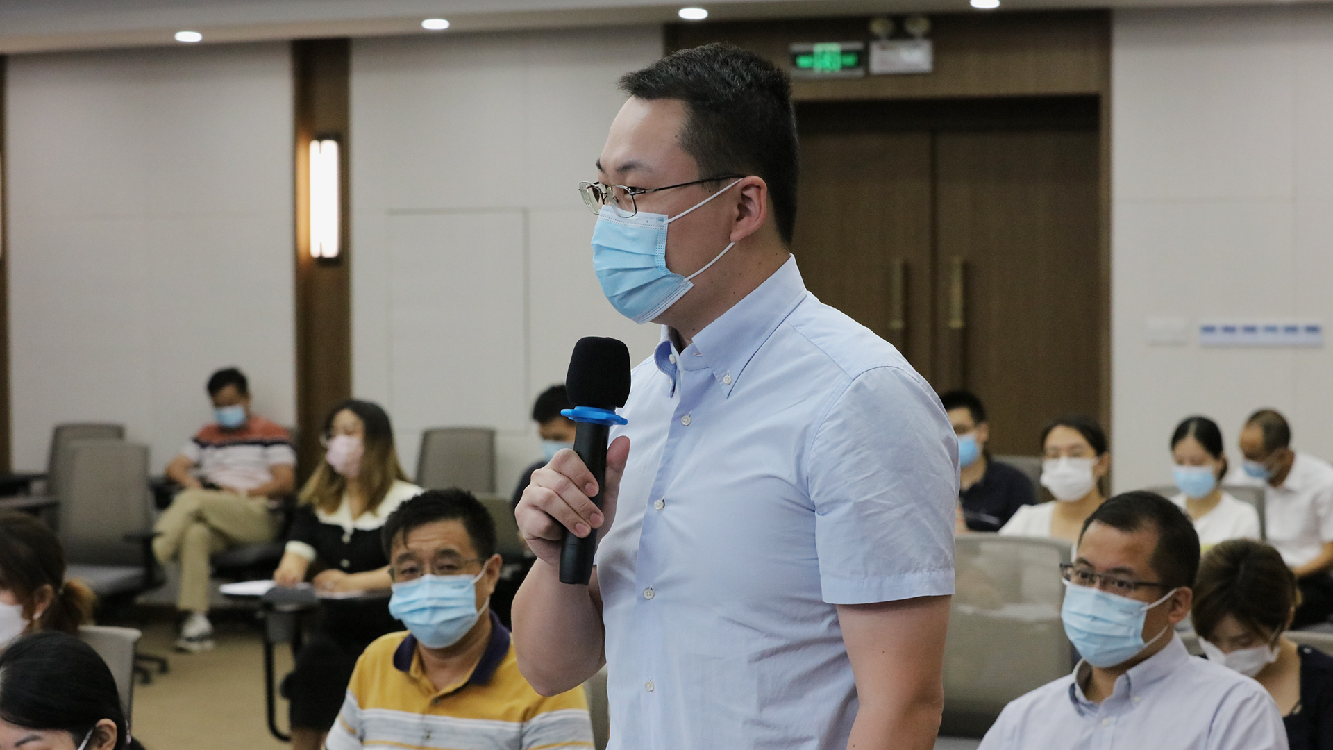 新华社记者.jpg