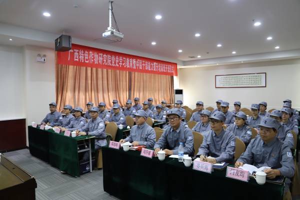2121.06.10 追寻红色足迹 激发奋进力量-我院赴延安开展党史学习教育暨中层干部能力提升培训 (2).jpg