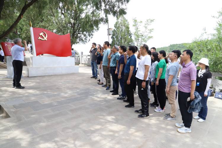 2121.06.10 追寻红色足迹 激发奋进力量-我院赴延安开展党史学习教育暨中层干部能力提升培训 (4).jpg